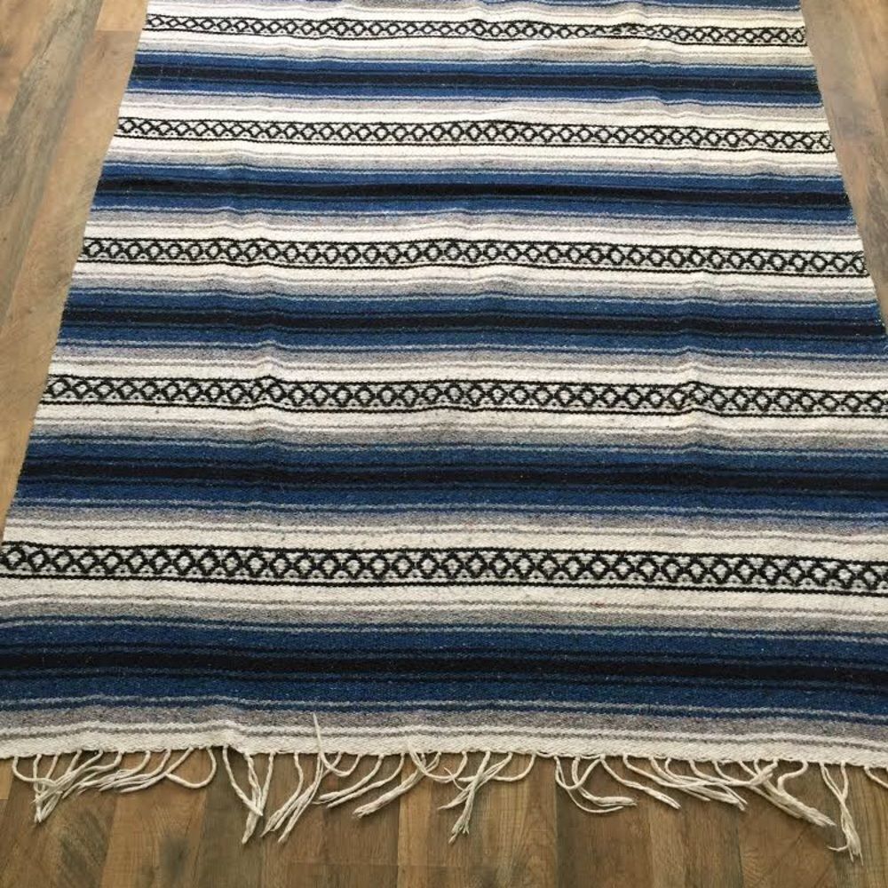 Aztec Pattern Design Throw Rug Blanket Unmarked - Picture 7 of 8